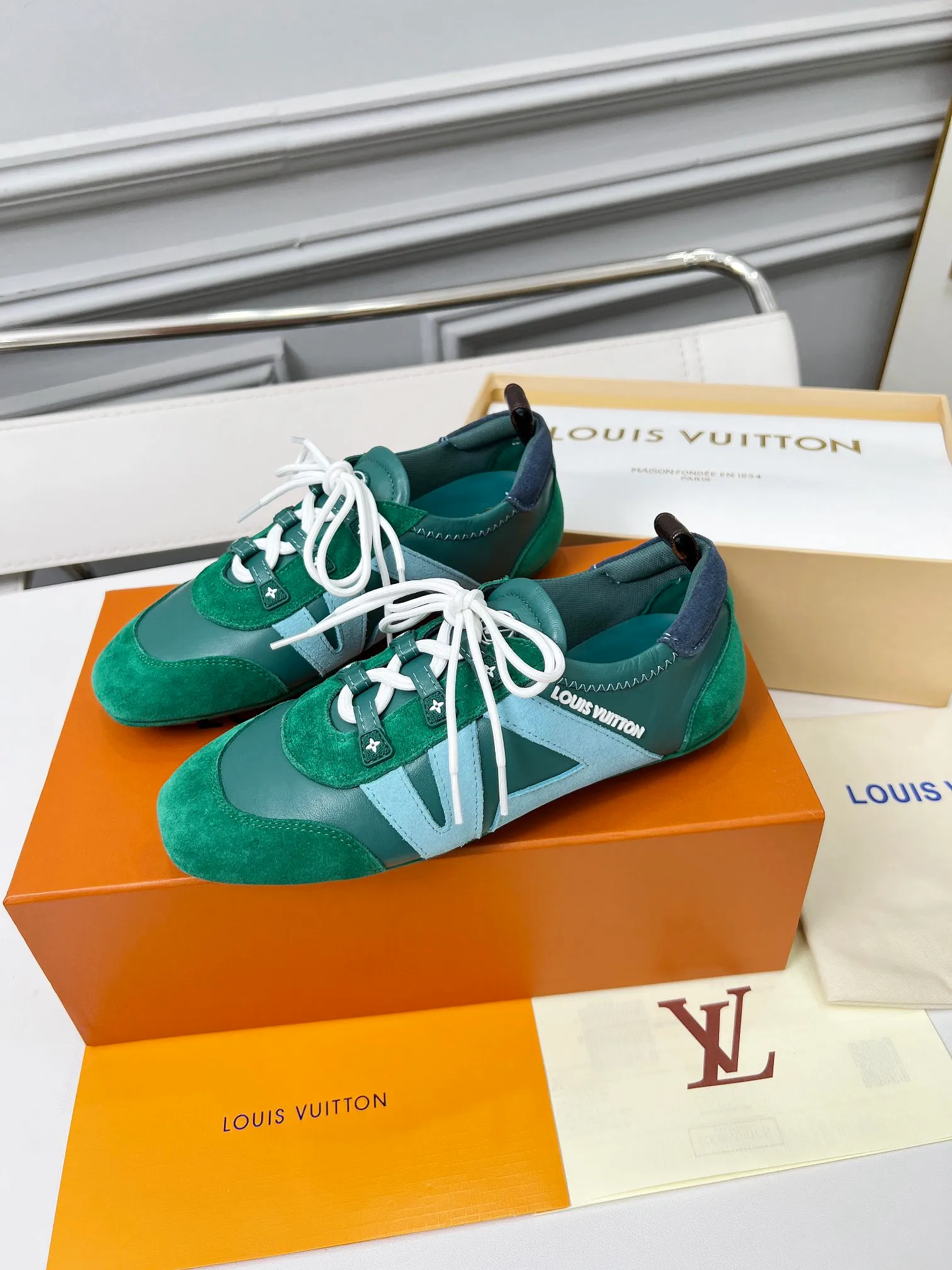 👟👟Ex-factory price 600👟👟 LV Sneakerina ballet-style sneakers are made of soft sheepskin and suede cow leather trimmings, and Monogram canvas is used to write the LV letters on the side, combining the light structure of ballet shoes with the comfortable texture of sneakers. Sacchetto craftsmanship and an injection-molded outsole complete the package, allowing for flexibility in a variety of looks. Code number: 35~41, colors are being updated...